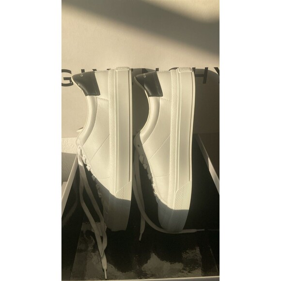 Athletic_Shoes
